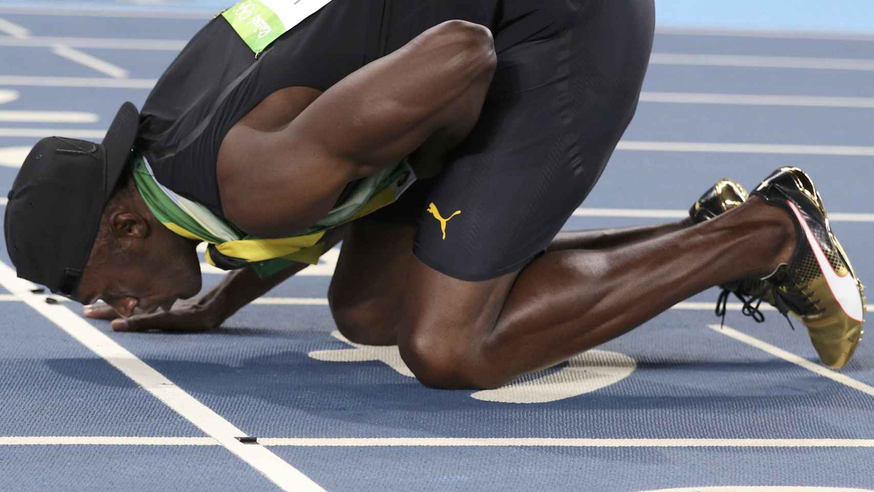 Bolt besa el tartán del Estadio Olímpico de Engenhao.
