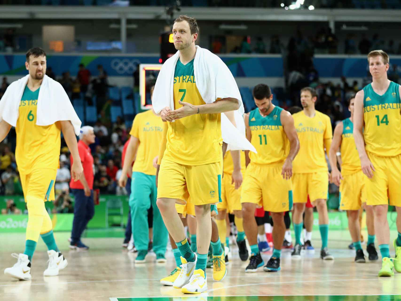 Los jugadores australianos tras la semifinal contra Serbia.
