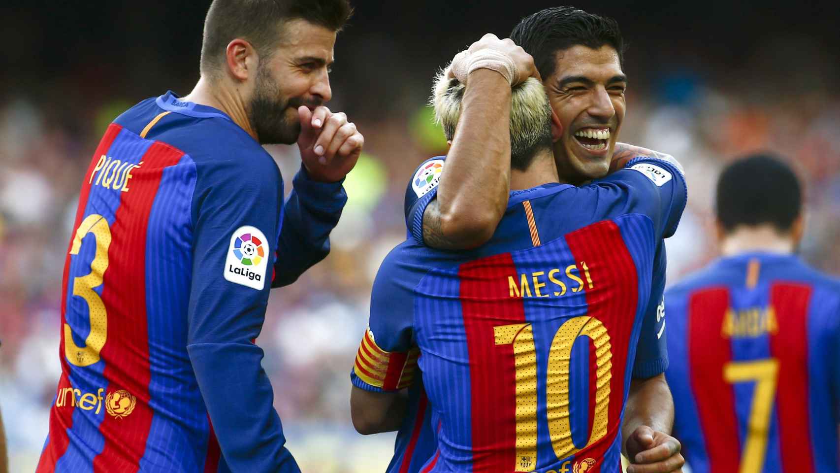 Luis Suárez celebra con Messi uno de sus tres goles.