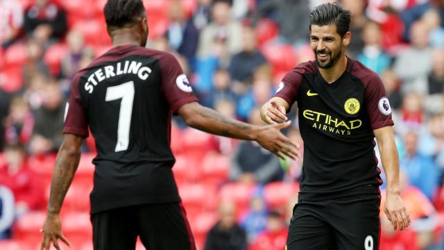 Nolito celebra un gol con Raheem Sterling.