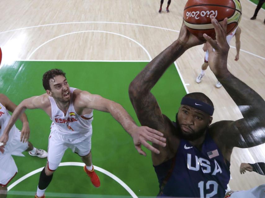 Cousins intenta anotar frente a Gasol.