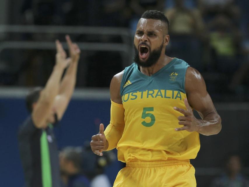 Patty Mills celebra una canasta contra Lituania.