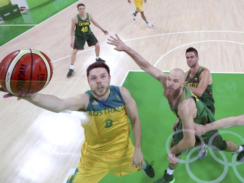 Dellavedova intenta anotar contra Lituania.