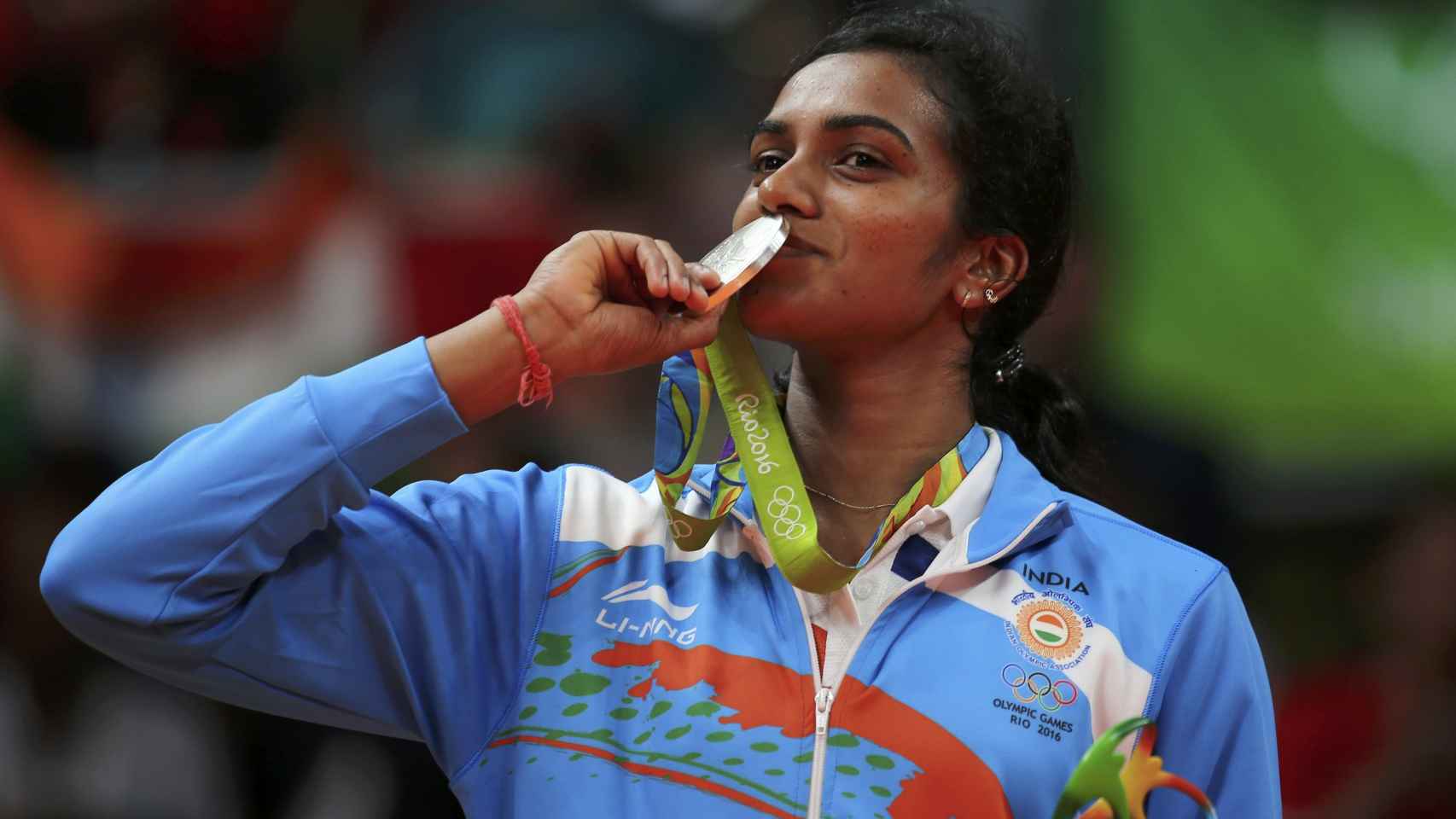 Pusarla Sindhu besa su medalla de plata en Río.