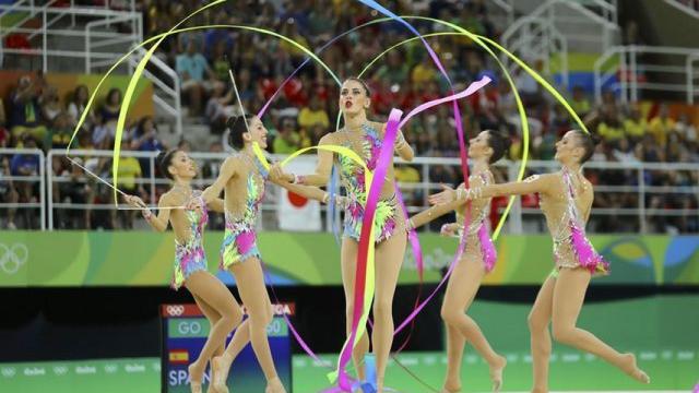 El equipo español de gimnasia rítmica durante la competición.