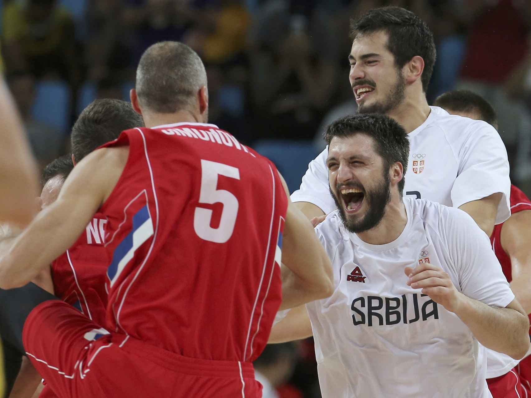 Los jugadores serbios celebran el triunfo frente a Australia.