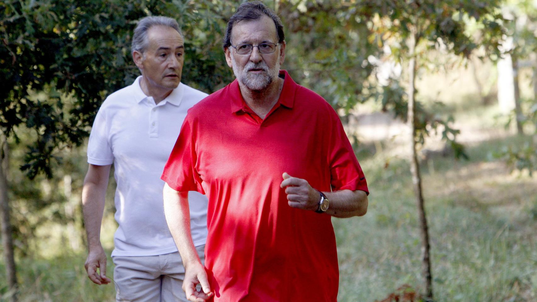 Mariano Rajoy junto a José Benito Suárez, marido de Ana Pastor, en su recorrido por la ruta del río Umia