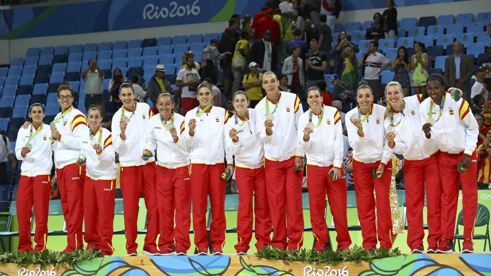 Las jugadoras españolas celebran su medalla.