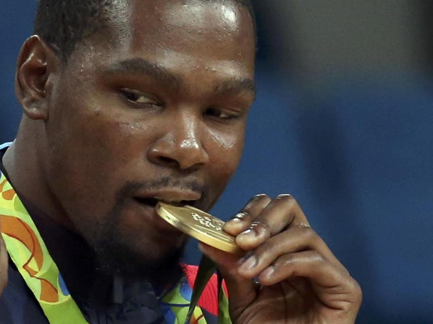 Kevin Durant con la medalla de oro de USA.