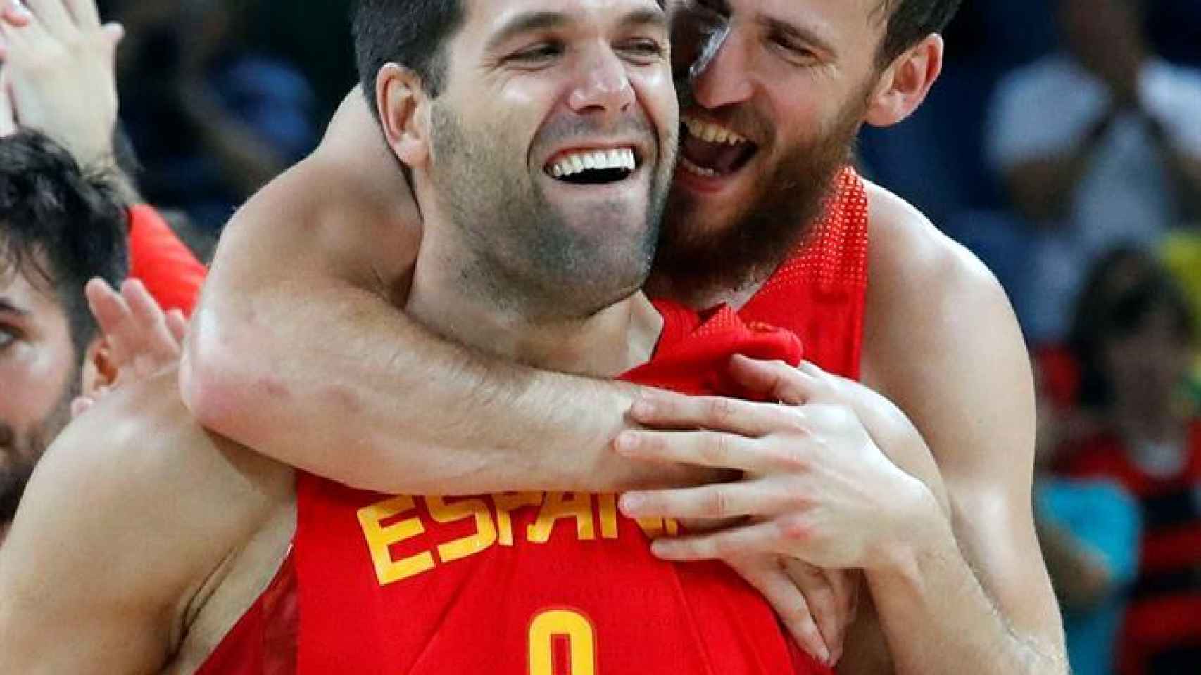 Jugadores de España, Felipe Reyes y Sergio Rodríguez, celebran su victoria ante Australia que  significó el bronce en baloncesto masculino/ Elvira Urquijo/ EFE
