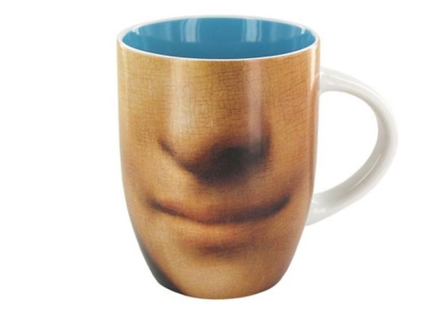 La sonrisa de la Mona Lisa para beber té. No le falta ni su craquelado.