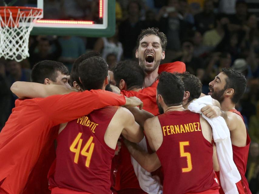 Gasol y sus compañeros se abrazan tras el partido.