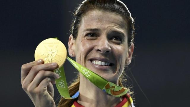 Ruth Beitia, emocionada, muestra su oro al público.