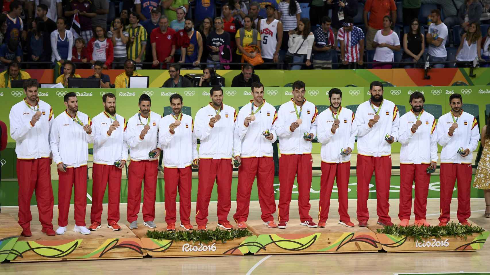 Los jugadores españoles en el podio olímpico con el bronce.