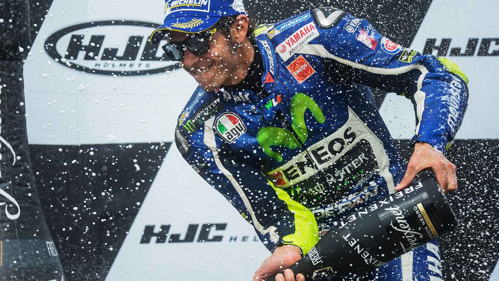 Valentino Rossi celebra su segunda posición en el podio de Brno
