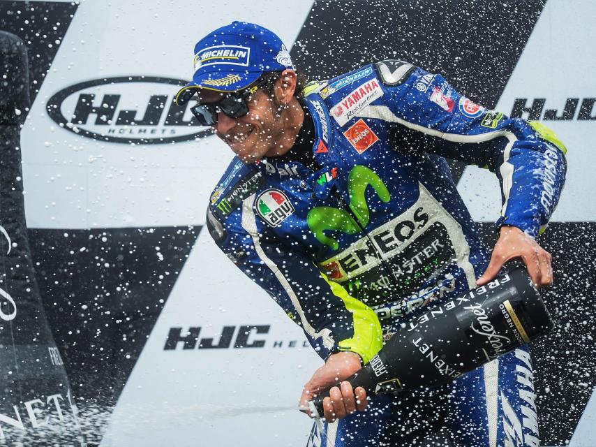 Valentino Rossi celebra su segunda posición en el podio de Brno