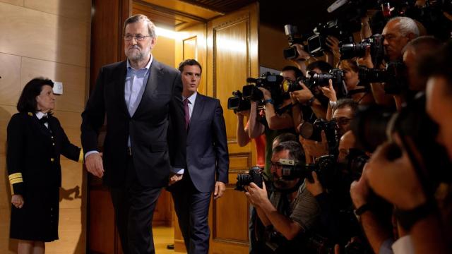 Mariano Rajoy junto con Albert Rivera tras cerrar un principio de acuerdo de investidura.