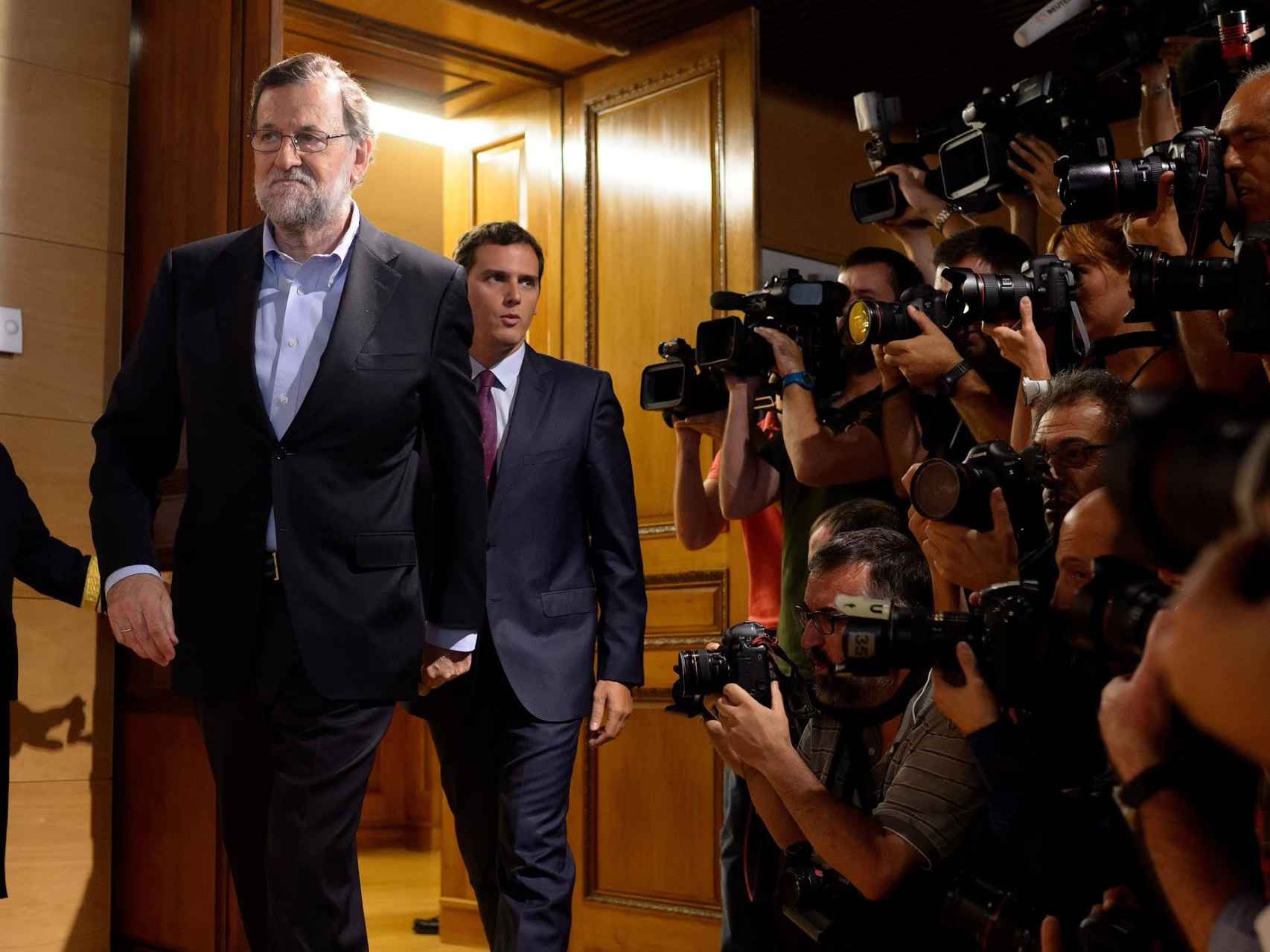 Mariano Rajoy junto con Albert Rivera tras cerrar un principio de acuerdo de investidura.