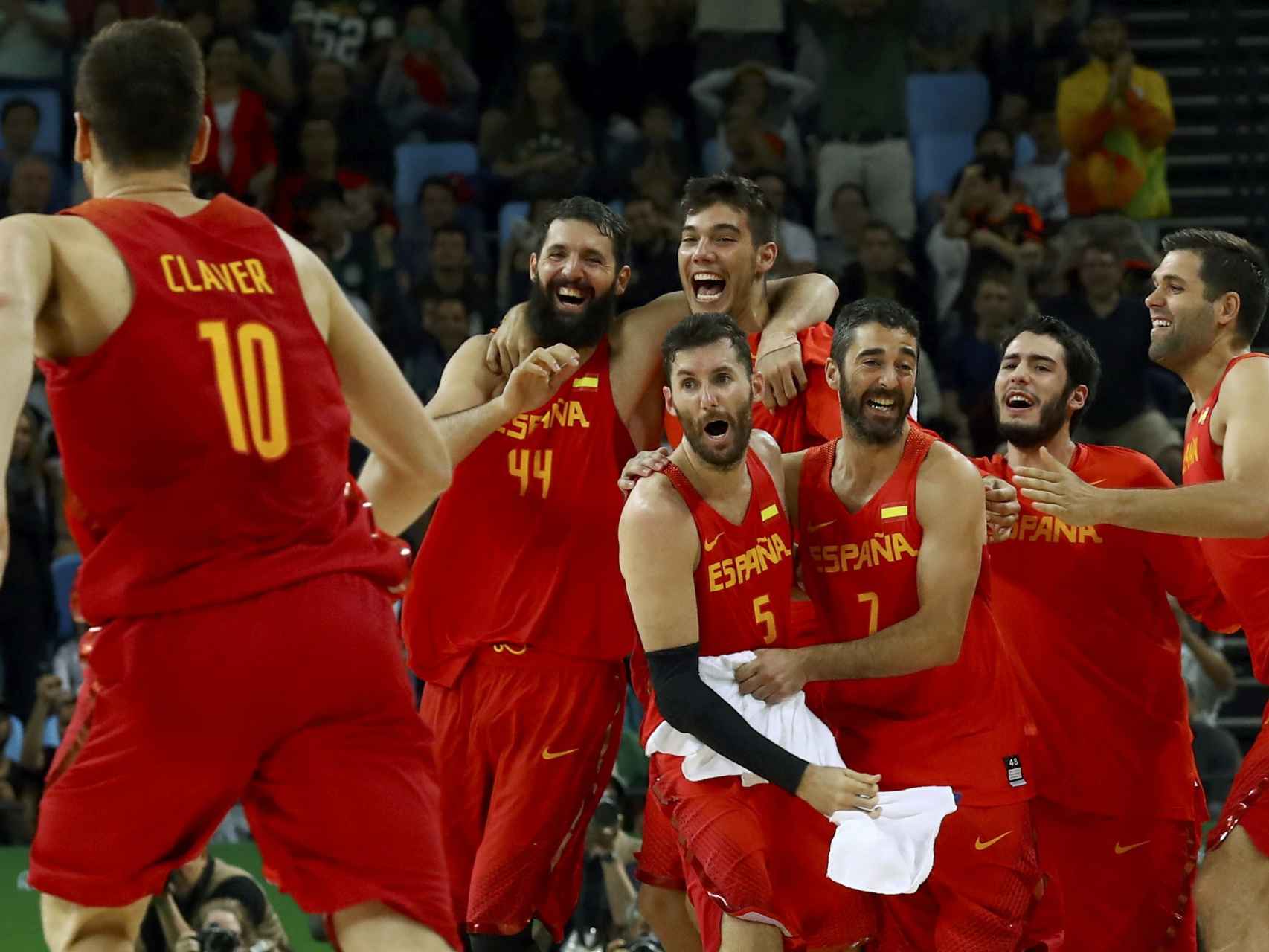Los jugadores españoles celebran su bronce.