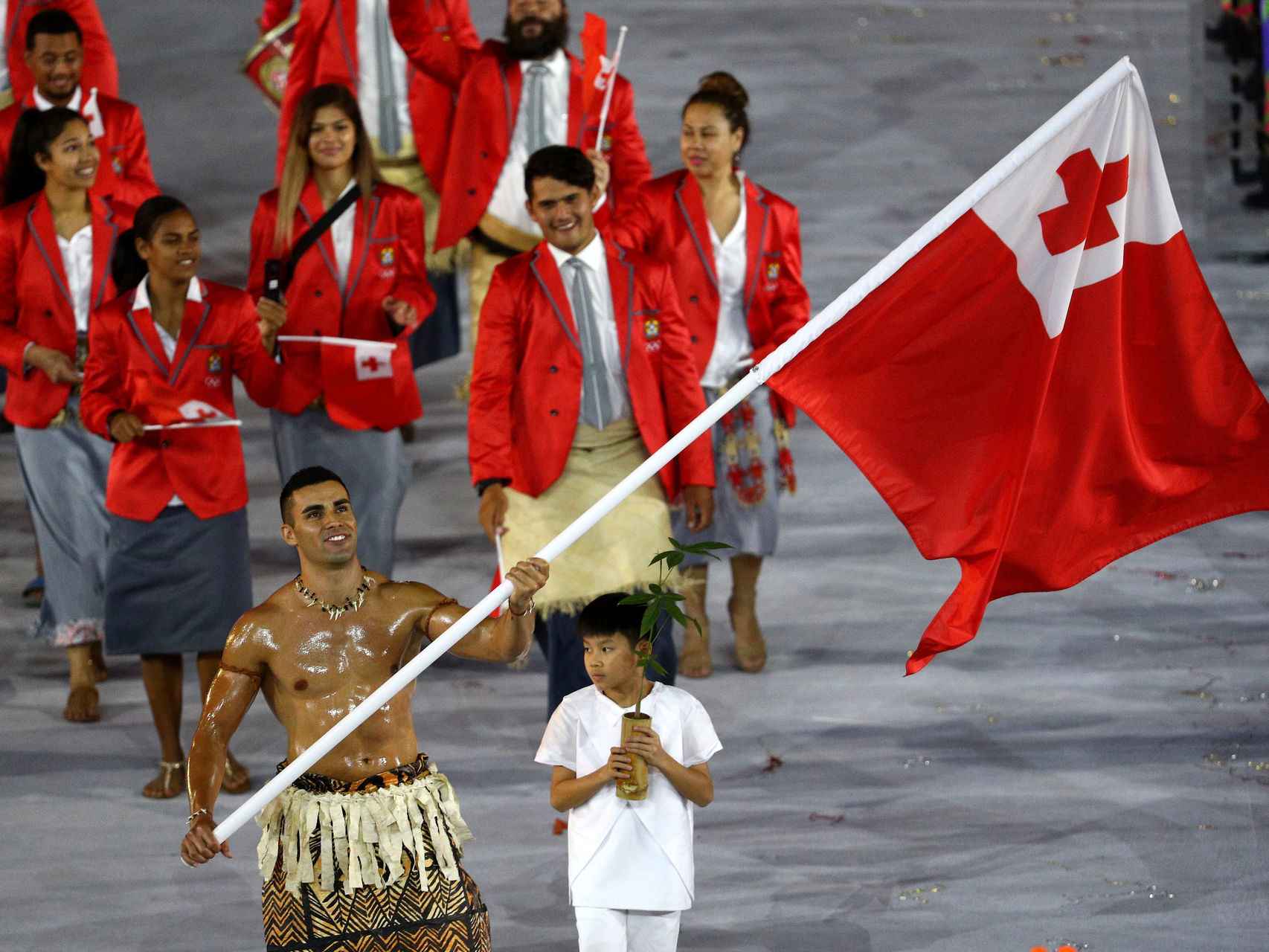 El abanderado de Tonga durante la ceremonia.