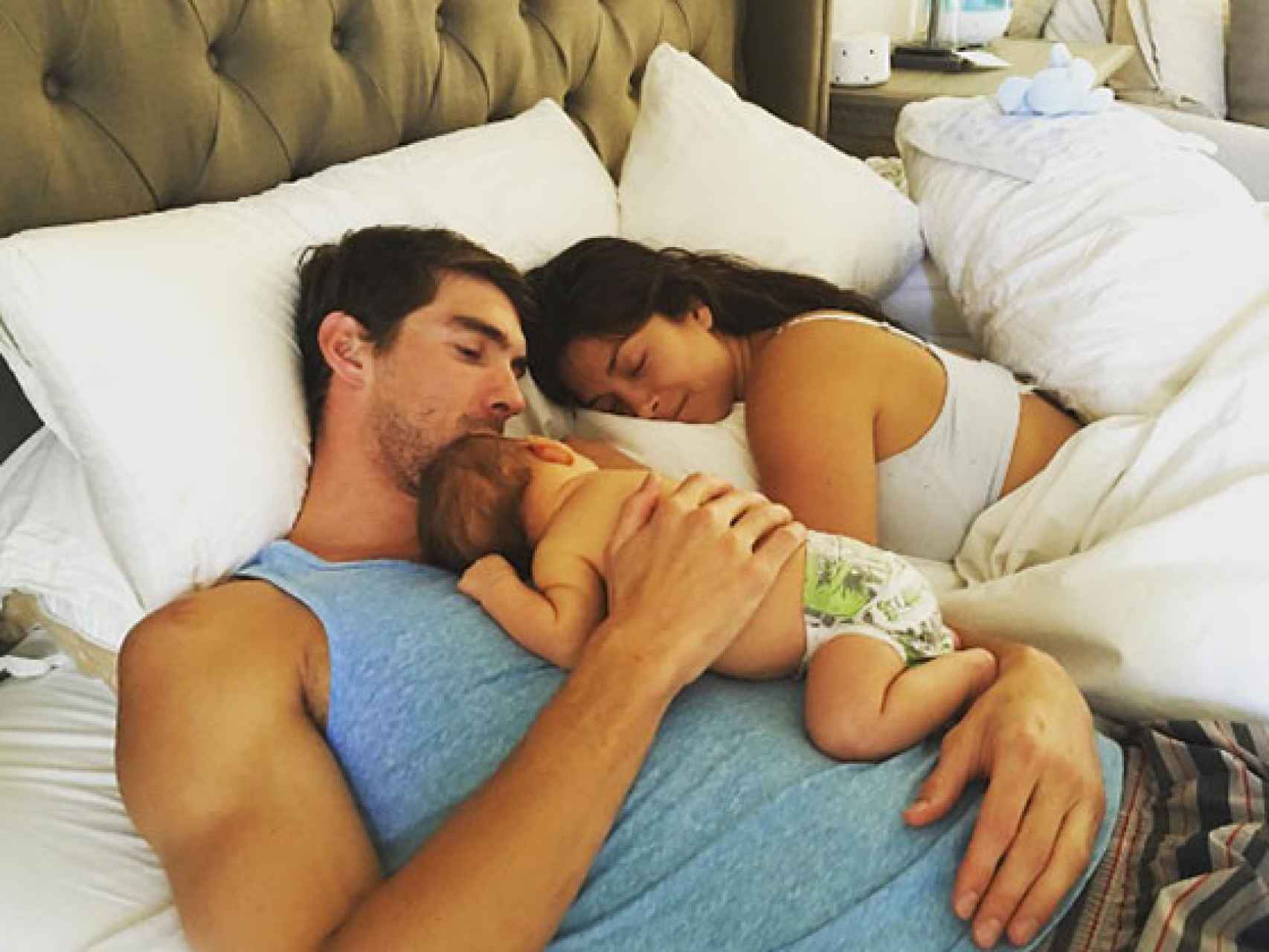 La familia Phelps al completo relajados en la cama.