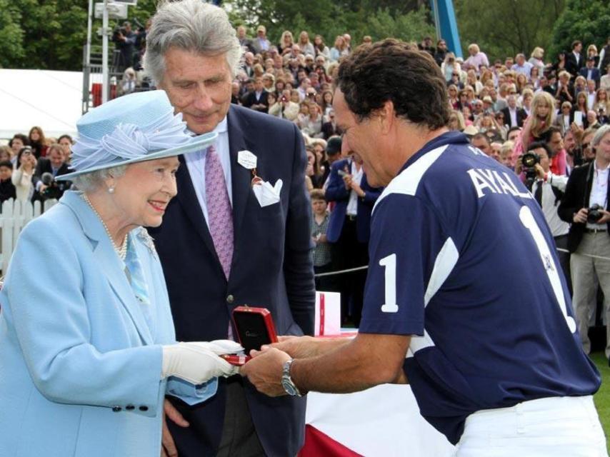 Íñigo Zobelde Ayala  recogiendo el premio Queens Cup de la Reina Isabel II de Inglaterra.