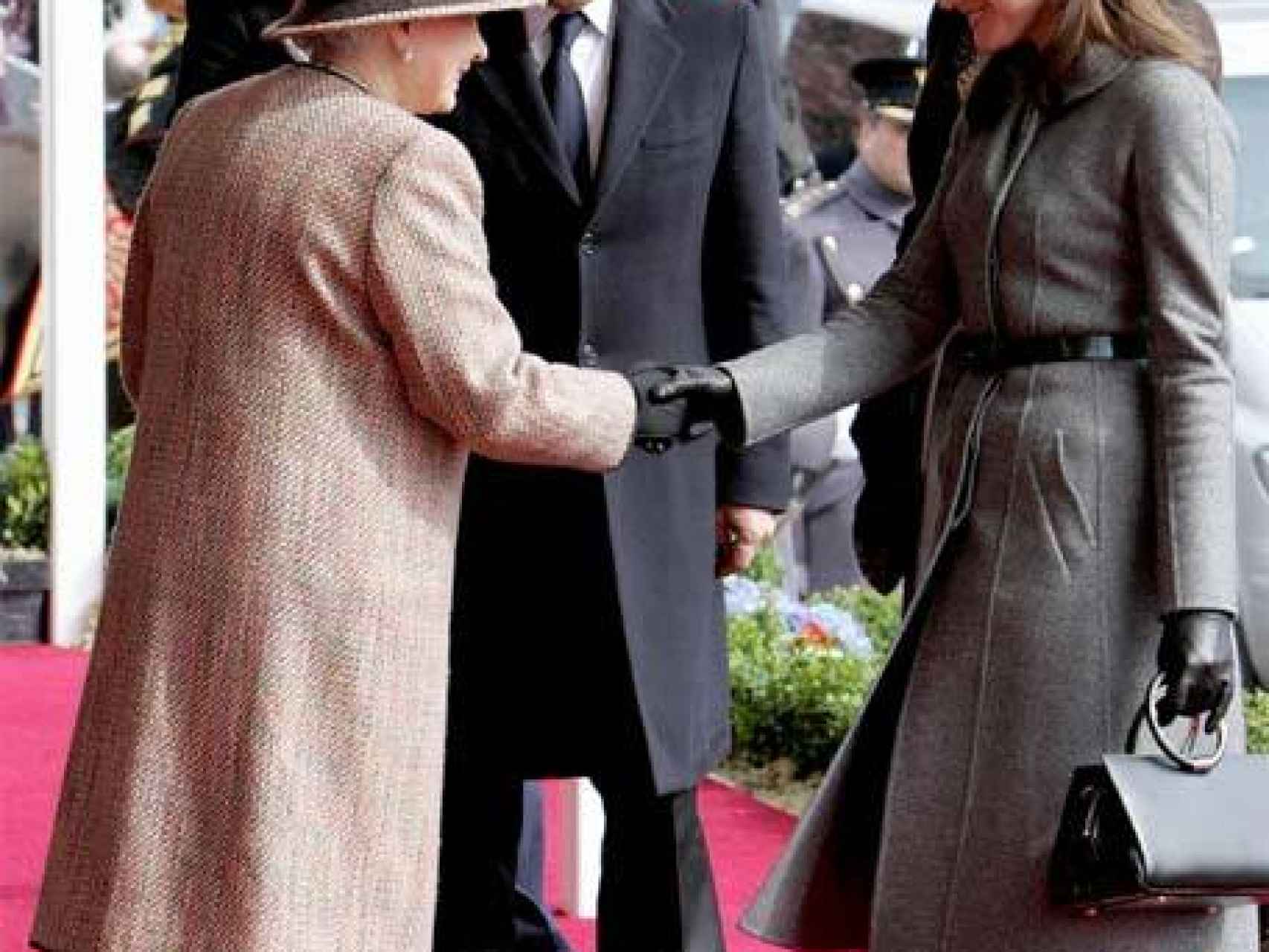 Isabel II saluda a Carla Bruni, con un look que recordaba a Jackie Kennedy.