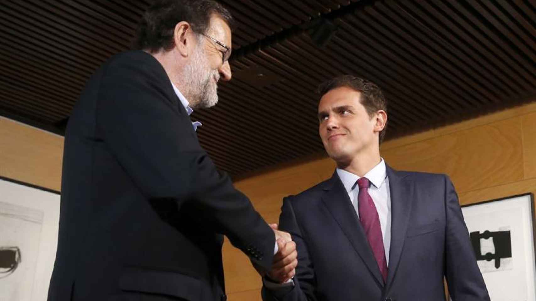 Mariano Rajoy saluda a Albert Rivera/ Juan Carlos Hidalgo/ EFE