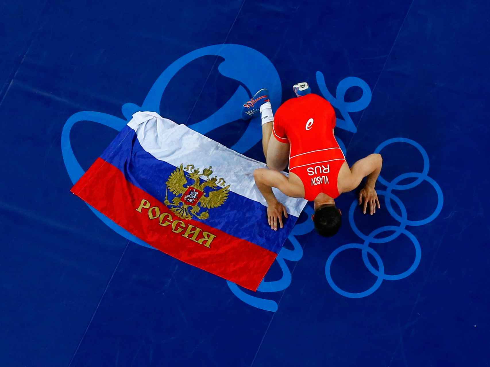 El luchador ruso Roman Vlasov celebra su oro olímpico en lucha.
