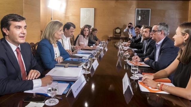 Los equipos negociadores de PP y C´s este lunes en el Congreso.