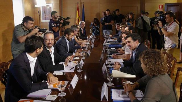 Representantes de PP y C's se han reunido este lunes para negociar la investidura