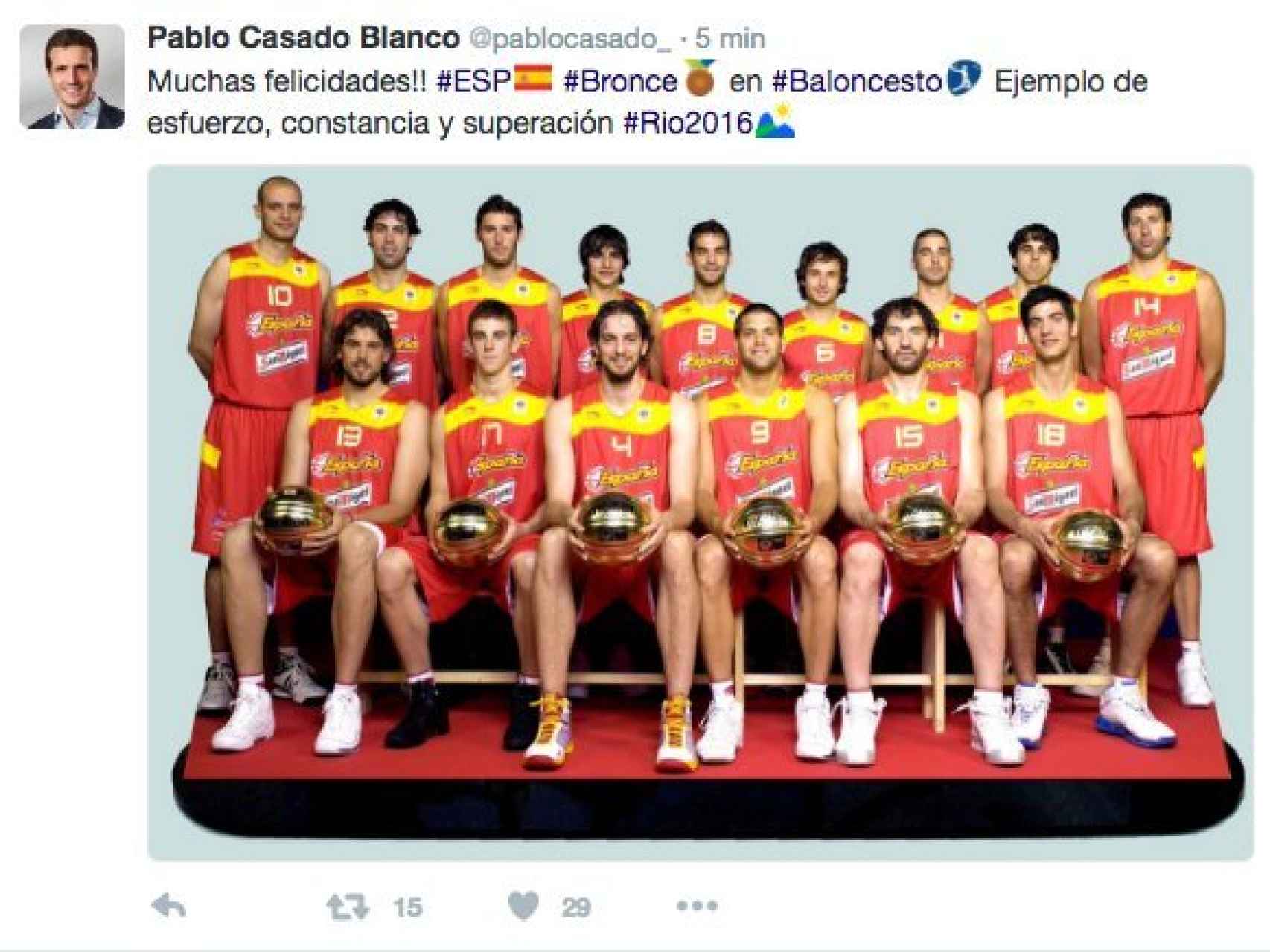 El tuit borrado por Pablo Casado en el que felicitaba a la selección con una foto de hace ocho años.