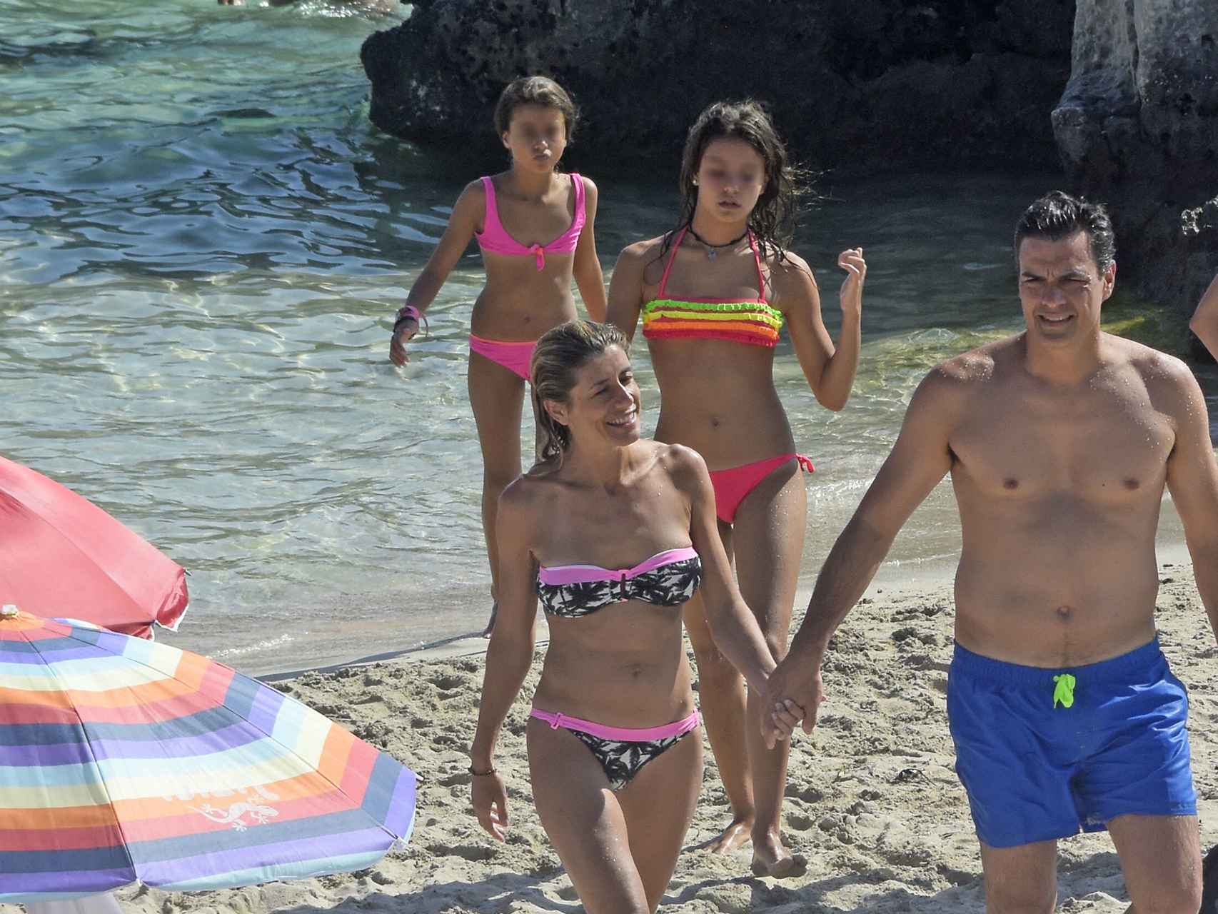 La familia Sánchez-Gómez al completo disfrutando de la playa ibicenca.