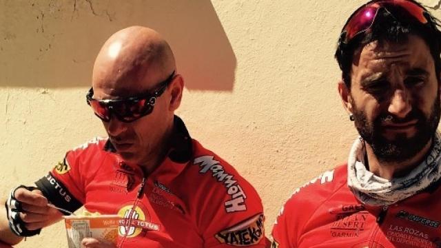 Martin Giacchetta junto a Dani Rovira, en un descanso de la Titan Desert 2016.