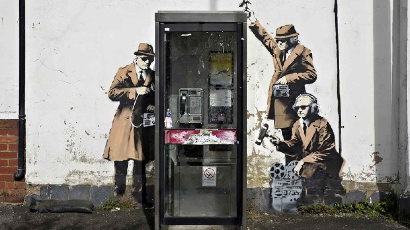 La obra de Banksy Spy Booth en la localidad de Cheltenham.
