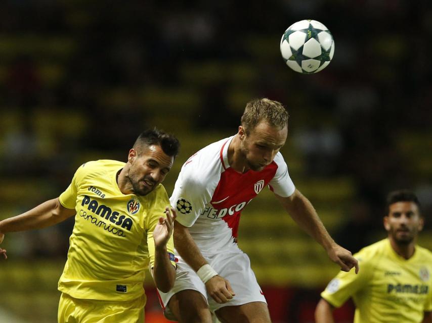 Gaspar y Germain disputan el balón en el Mónaco-Villarreal.