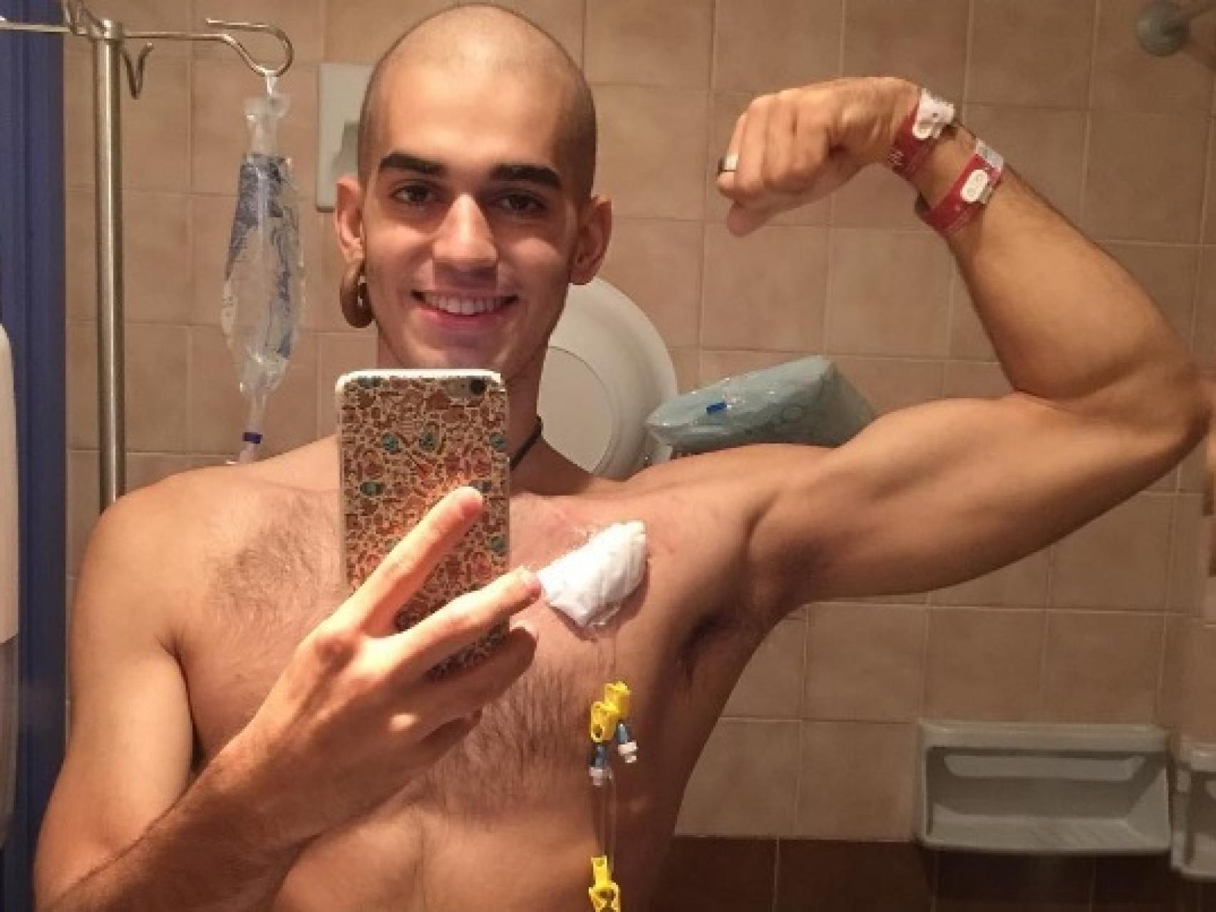 Pablo Ráez en una foto frente al espejo del hospital.