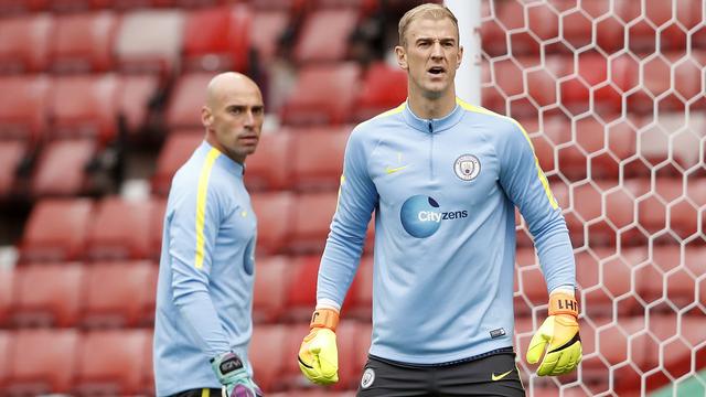 Hart calentando antes de un partido junto a Willy Caballero.