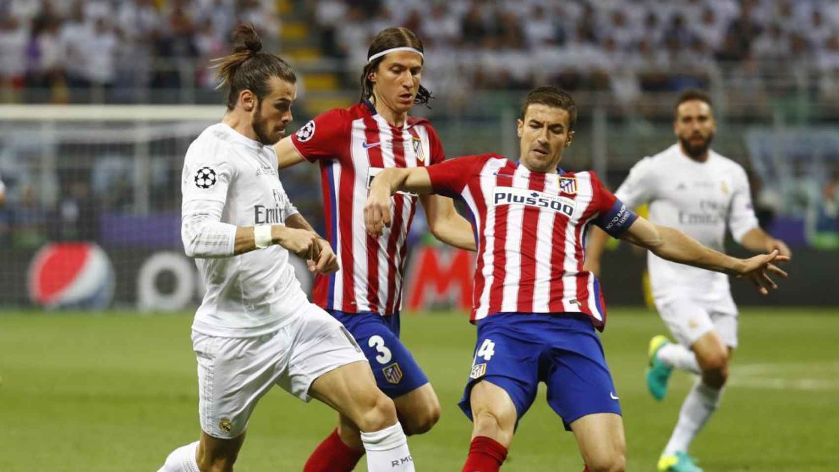 Bale ante Gabi y Filipe Luis en la última final de Champions.
