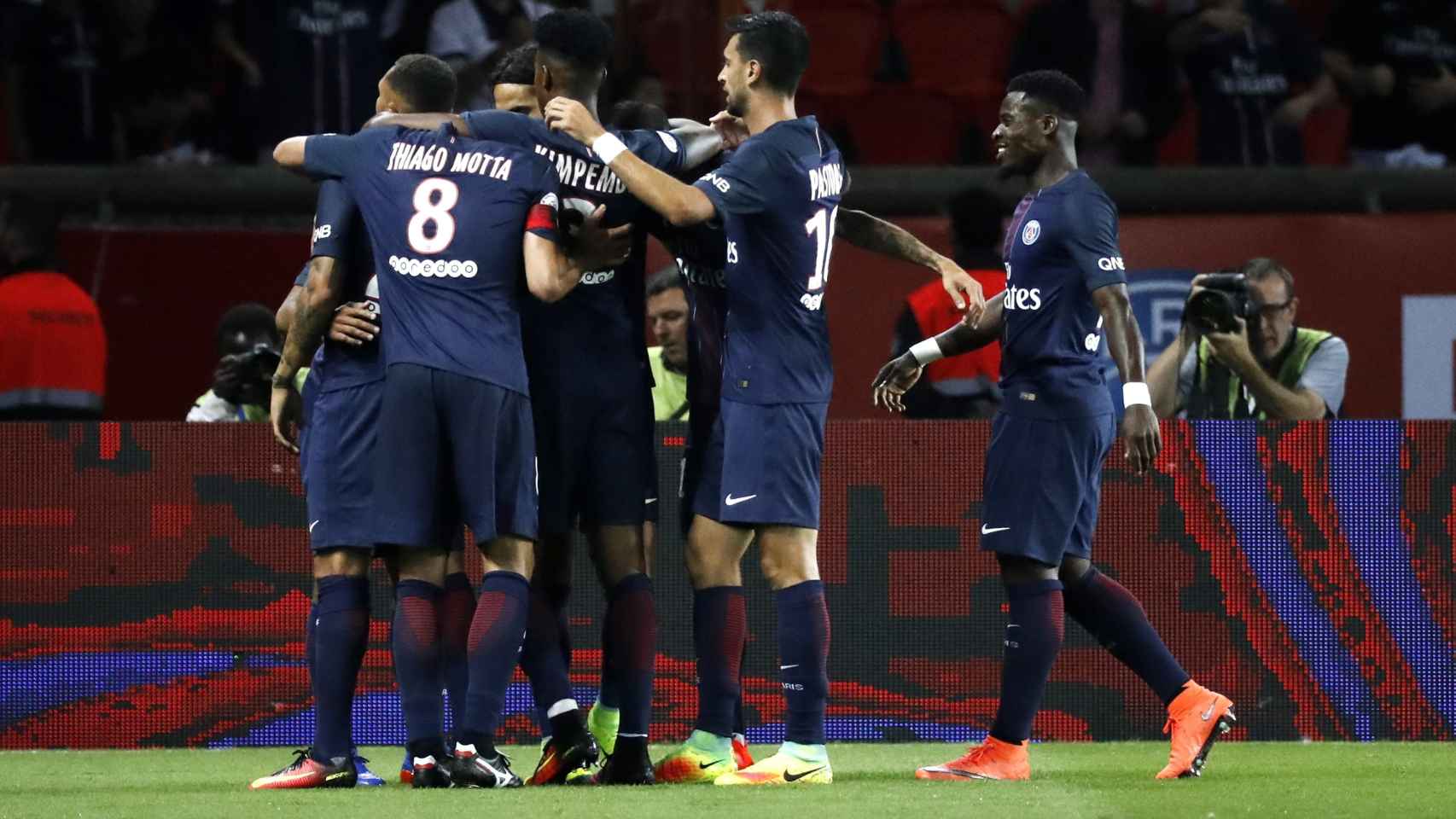 Jugadores del PSG celebran un gol ante el Metz.
