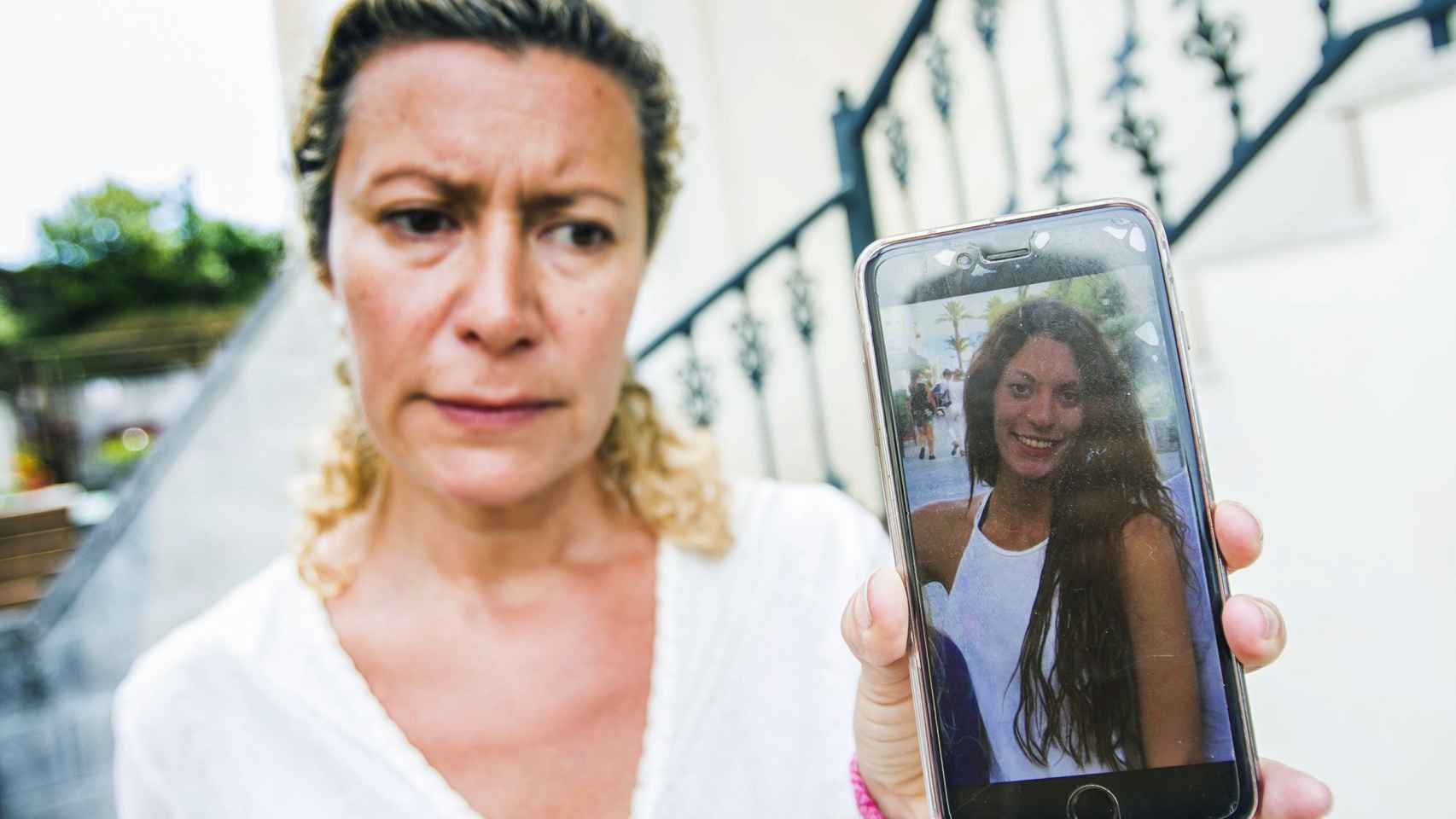 La madre de Diana muestra una foto de su hija desaparecida.