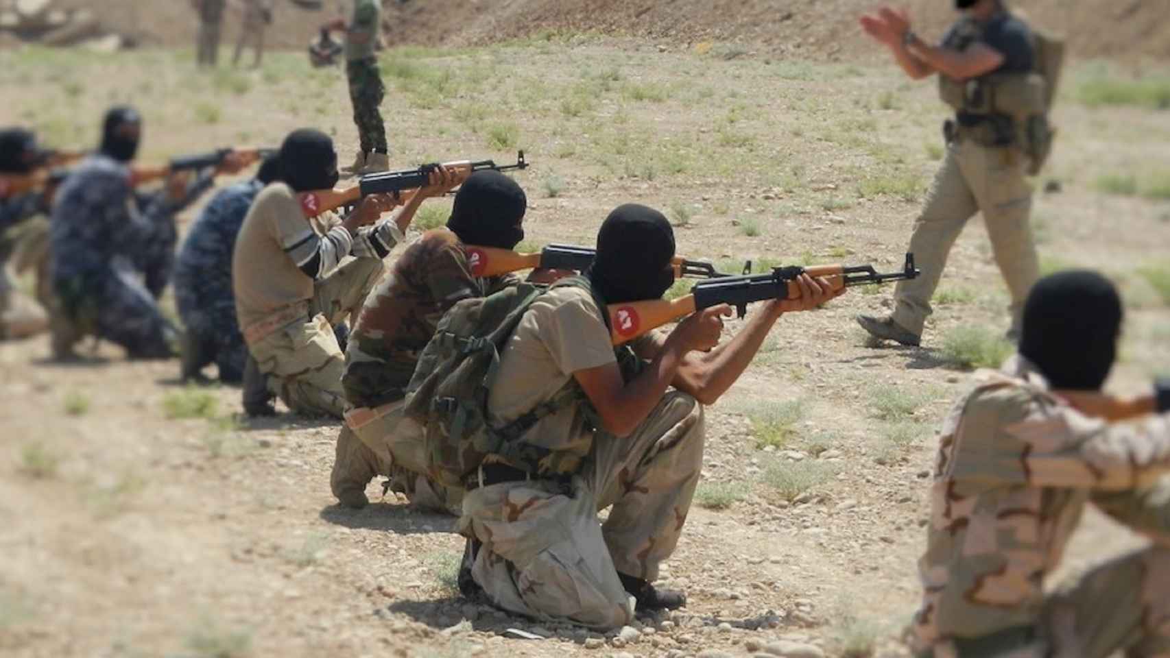 Un boina verde del MTT instruye a las tropas iraquíes.