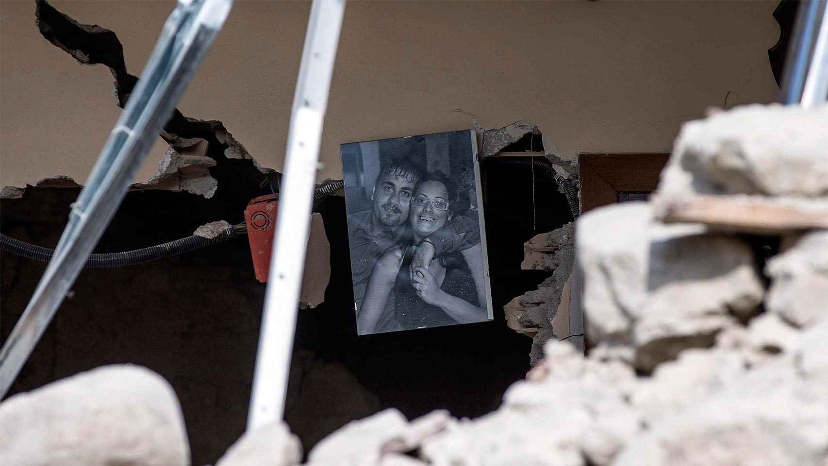 Vista de la foto de una pareja entre los escombros en la localidad de Fonte del Campo. /Angelo Carconi/ EFE
