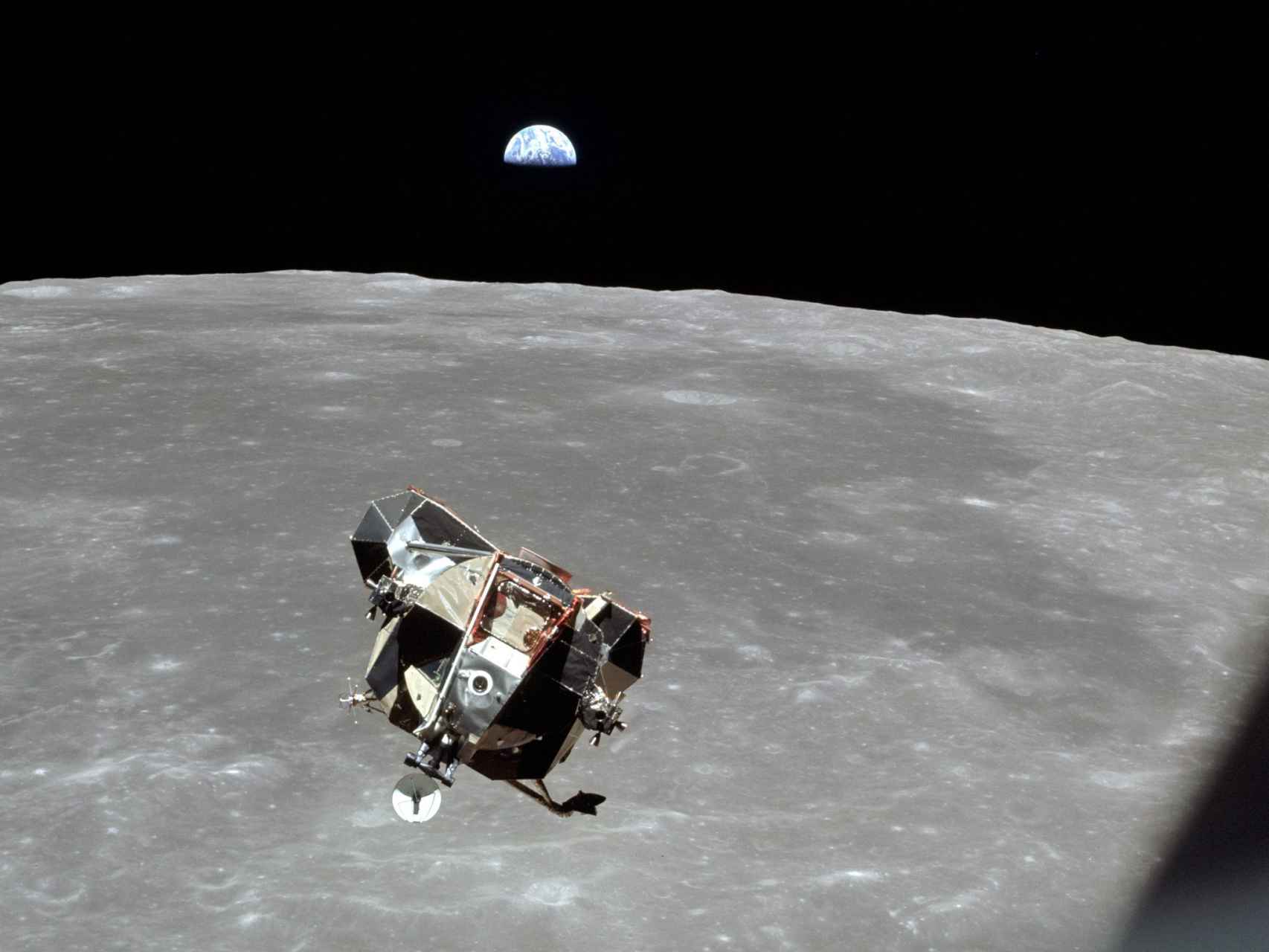 El módulo lunar, regresando al Columbia. El software desarrollado por el equipo de Margaret Hamilton permitió que todo se desarrollara sin incidentes.