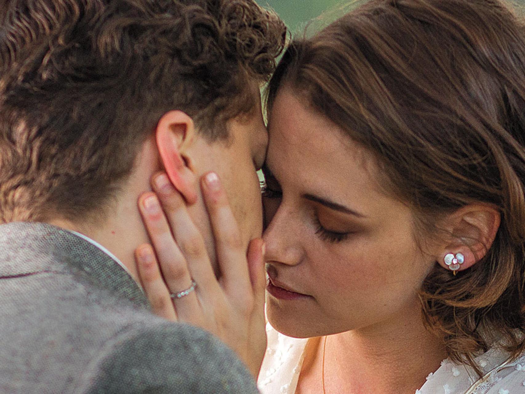 Jesse Eisenberg y Kristen Stewart en Café Society.