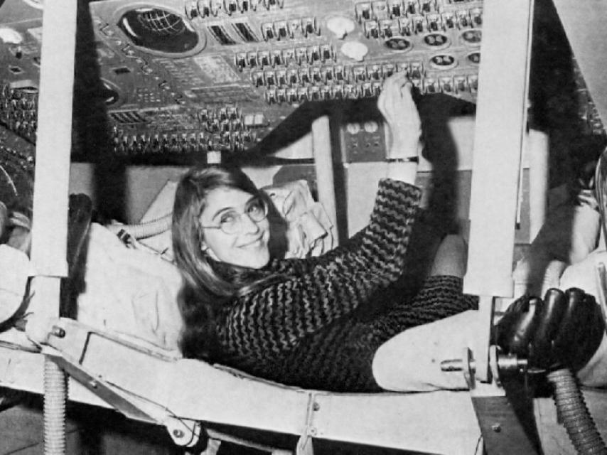 Margaret Hamilton, durante sus años como diseñadora del software del Apolo 11.