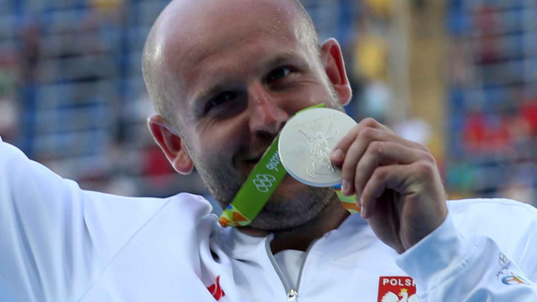 Piotr Malachowski muestra su medalla de plata en Río de Janeiro.