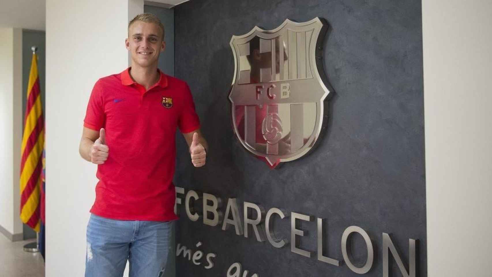 Cillessen posa en las oficinas del FC Barcelona.