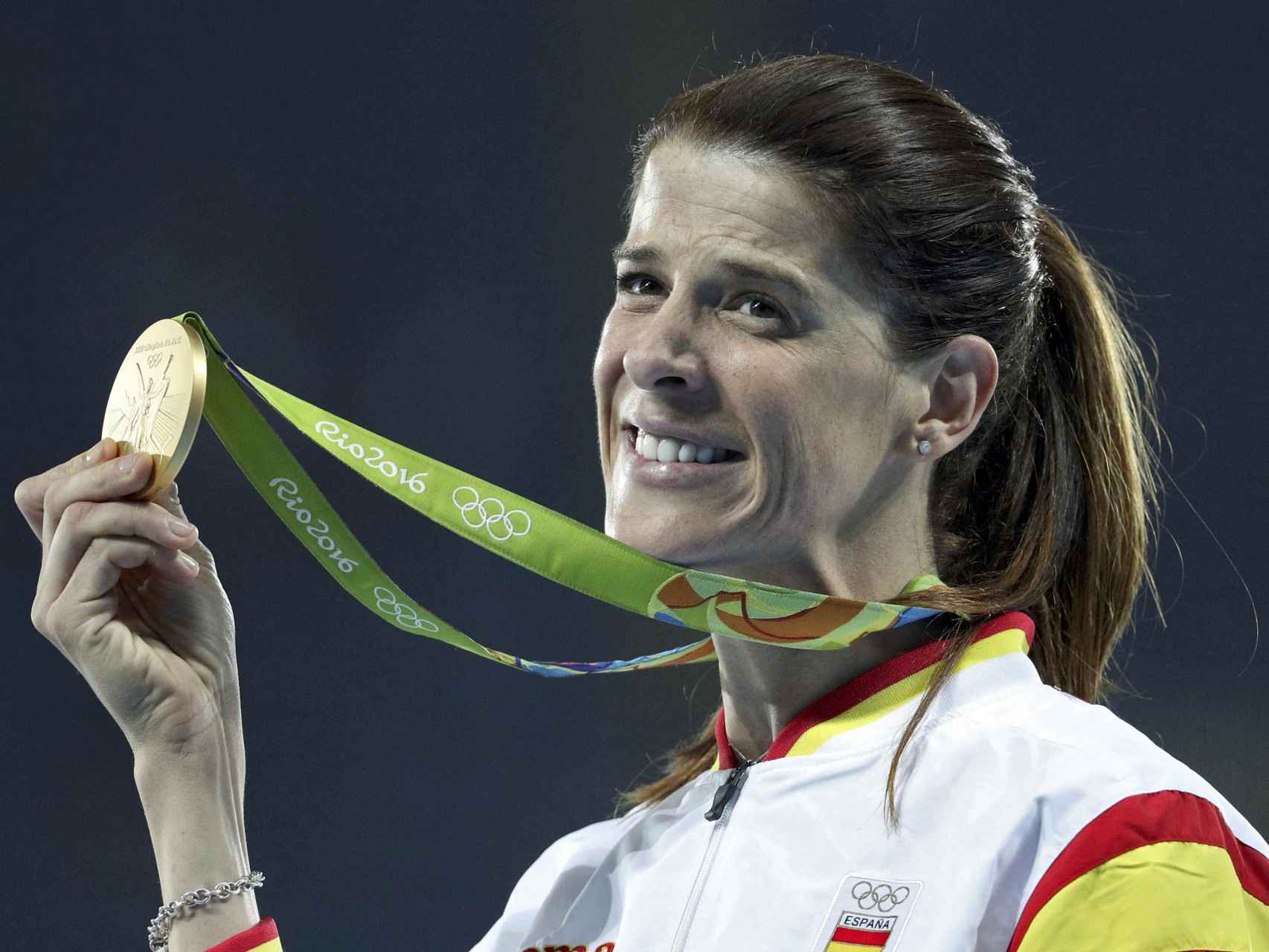 Ruth Beitia con su medalla de oro en el podio olímpico.