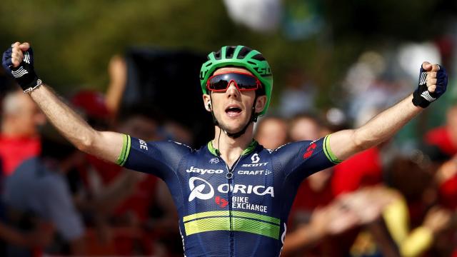 Adam Yates celebra la victoria de etapa.